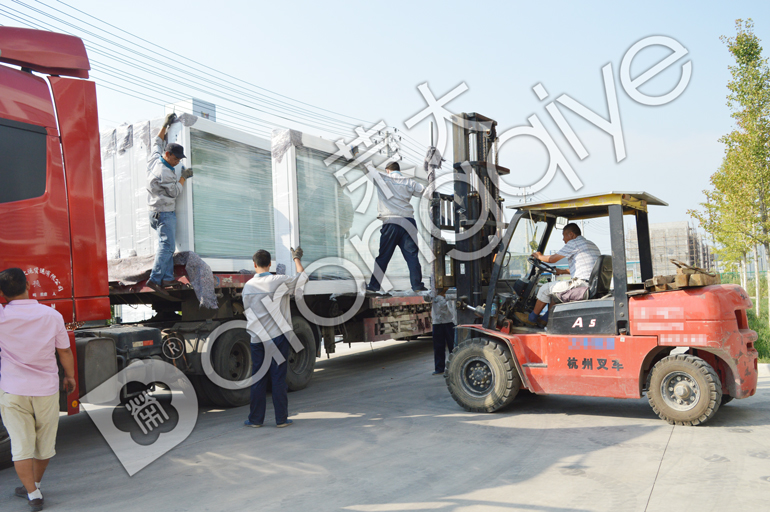 廣西公交候車(chē)亭裝車(chē)圖一
