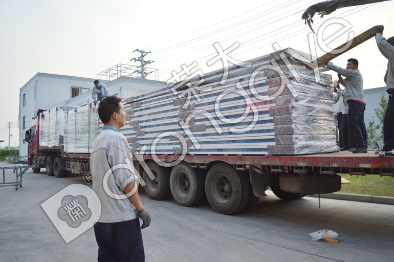 廣西公交候車(chē)亭裝車(chē)圖三
